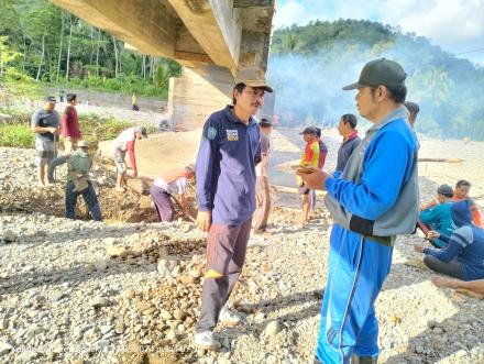 Kerjabakti Perbaikan Tiang Penyangga Jembatan Darurat bersama Warga